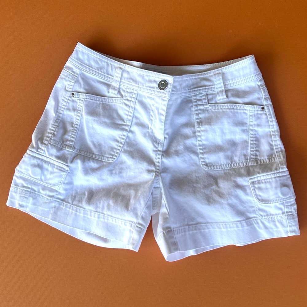 WHITE HOUSE BLACK MARKET shorts in white size 2